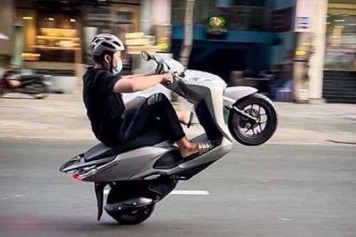 Bị xử phạt hàng loạt lỗi vì mượn xe rồi biểu diễn bốc đầu