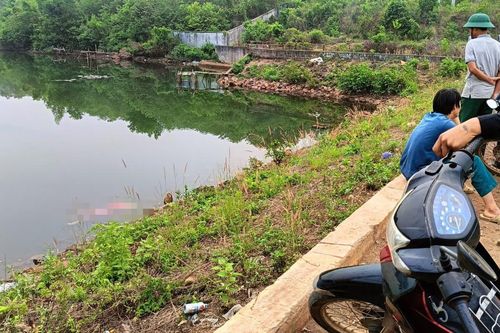 Thi thể người phụ nữ 60 tuổi nổi trên mặt nước