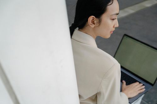 Bỏ việc sau một tháng quay lại văn phòng làm việc