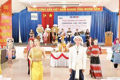 Thắm tình hữu nghị Việt Nam-Lào-Campuchia