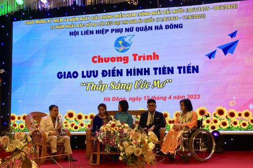 Tặng quà cho người khuyết tật và phụ nữ yếu thế