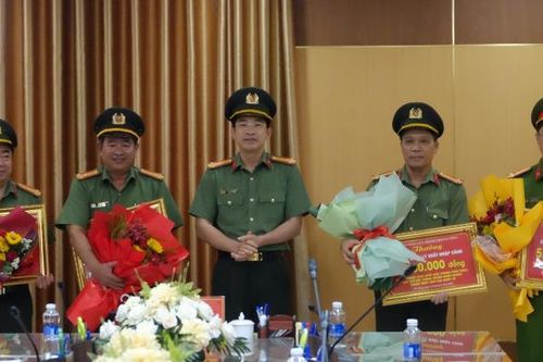 Khen thưởng các tập thể, cá nhân có thành tích xuất sắc