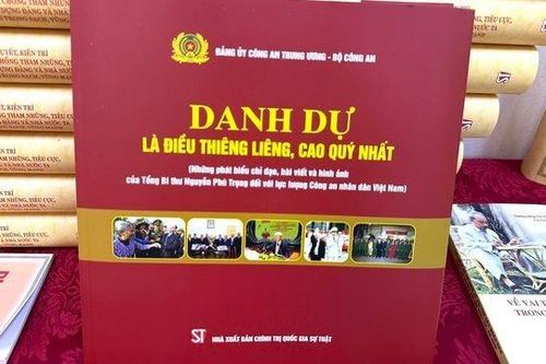 Ra mắt cuốn sách 'Danh dự là điều thiêng liêng, cao quý nhất'