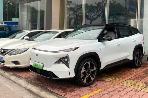 Geely Galaxy L7 từ 690 triệu đồng - SUV cỡ trung 'bầu trời công nghệ'