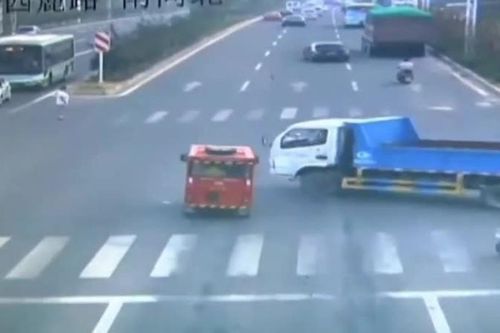 Vượt đèn đỏ, hai xe tông nhau kinh hoàng ở ngay ngã tư
