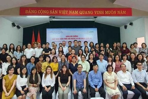 Bồi dưỡng cập nhật kiến thức đối ngoại và hội nhập quốc tế cho công chức, viên chức các bộ, ngành và địa phương