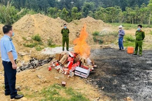 Lào Cai: Tiêu hủy gần 100 thùng bánh kẹo không có xuất xứ