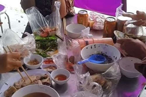 Con trai vứt túi thịt, cầu xin mẹ đi ăn cỗ đừng lấy phần
