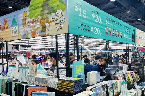 Người dân Thái Lan mang vali đi mua sách