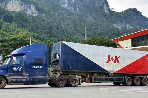 Hơn 1.000 xe xuất hàng mỗi ngày, sớm thông quan lại các cửa khẩu phụ ở Lạng Sơn