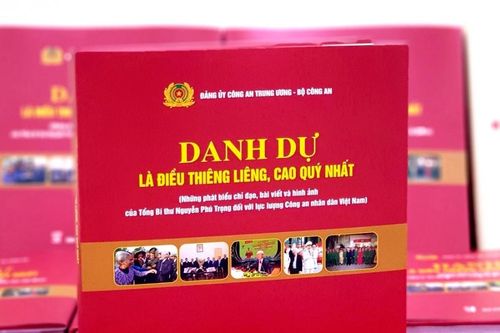 Ra mắt sách 'Danh dự là điều thiêng liêng, cao quý nhất'