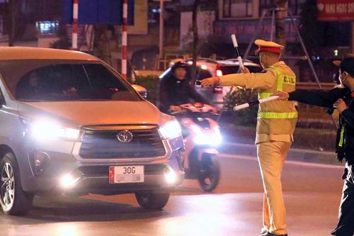 Bật đèn chiếu sáng không 'đúng nơi, đúng lúc' bị phạt thế nào?