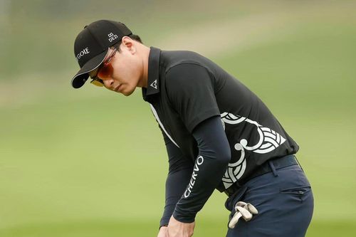 Hồng Đăng check-in sân golf: 'Phán xét người khác mình có khá lên không?'