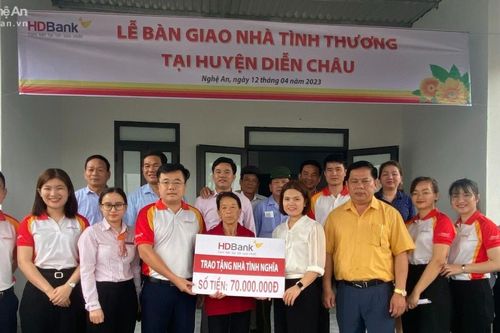Bàn giao 70 triệu đồng hỗ trợ làm nhà cho hộ nghèo ở Diễn Châu