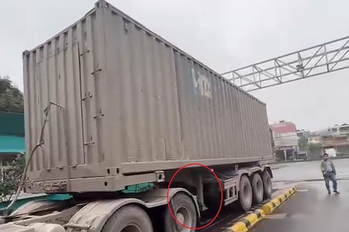 Phát hiện xe container 'cắt nóc,' chở quá tải gần 100 tấn cát vàng