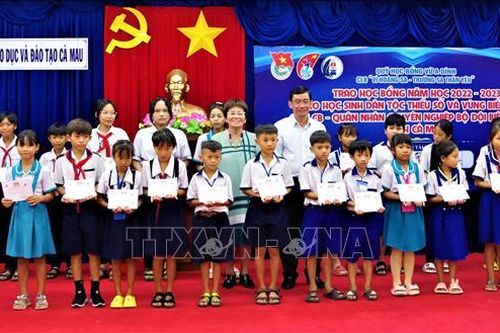 Trao học bổng Vừ A Dính cho học sinh vùng biên giới biển - đảo