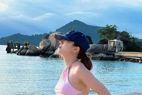 Yến Nhi được khen như 'trẻ như em bé' với áo tắm hồng phai, khoe hình xăm ẩn hiện