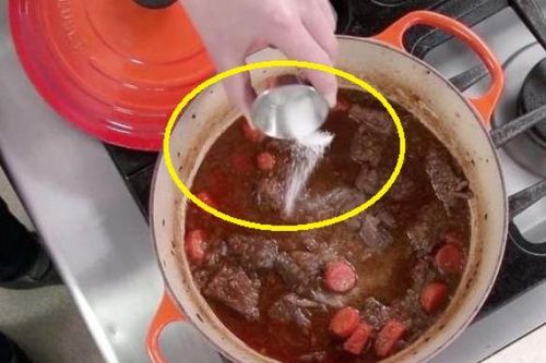 Thả muối vào trước hay sau khi nấu là tốt nhất? 90% bà nội trợ mắc sai lầm