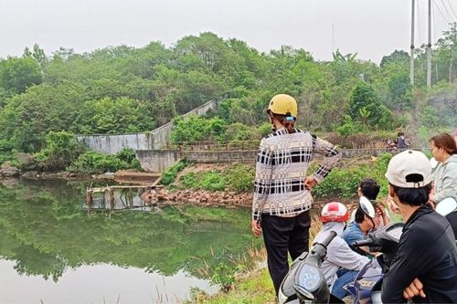 Thấy vật thể lạ nổi ở đập nước nên tò mò đến kiểm tra, người dân sởn gai ốc với cảnh trước mắt