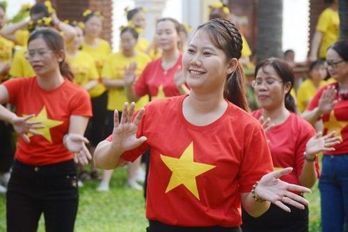 Hơn 300 cán bộ Hội Phụ nữ tham gia múa dân vũ trên biển
