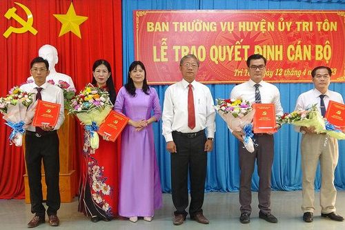 7 cán bộ huyện Tri Tôn nhận nhiệm vụ mới