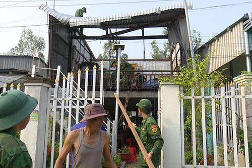 Giông lốc đầu mùa gây tốc mái, hư hại 7 căn nhà