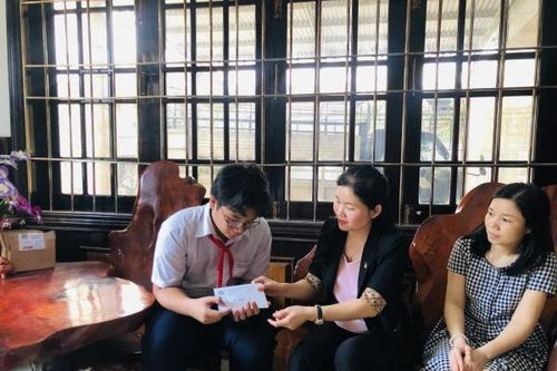 Phó Chủ tịch Hội LHPN Việt Nam Tôn Ngọc Hạnh thăm trẻ mồ côi do Covid-19 tại Khánh Hòa