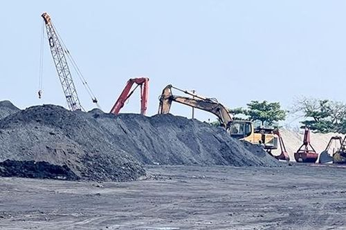 Người dân bất an vì 'núi than' tập kết tại cảng Thuận An