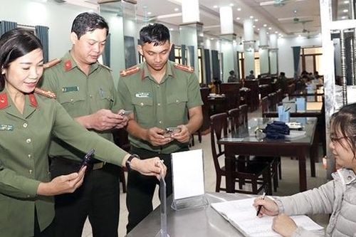 Công an Hà Nam tiên phong sử dụng thanh toán điện tử