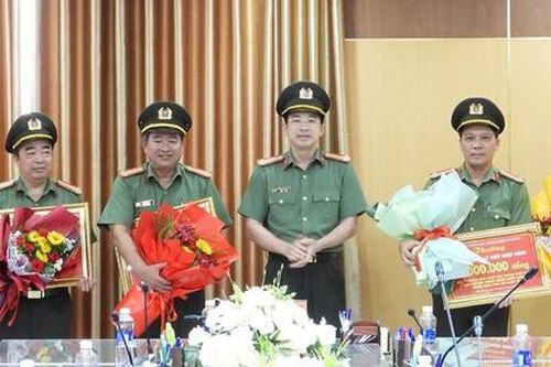 Khen thưởng lực lượng Công an bắt người nước ngoài trốn truy nã