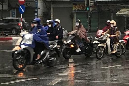Người Hà Nội chật vật trước thời tiết nồm ẩm kéo dài