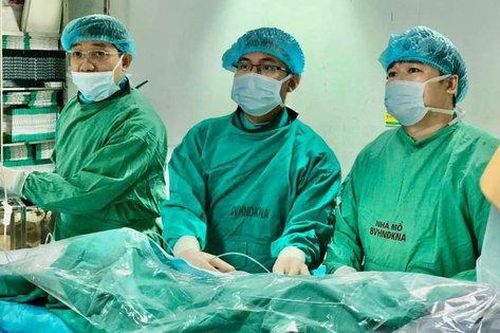 Thiếu niên 16 tuổi hẹp động mạch thận hiếm gặp