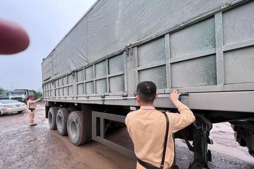 Phát hiện thủ đoạn dùng xe container hoán cải chở vật liệu xây dựng