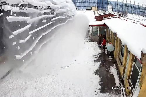 Băng ầm ầm rơi xuống từ mái nhà, hai người thoát chết trong gang tấc