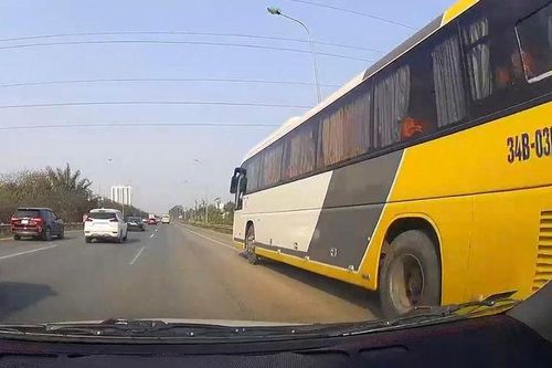 Cố tình đi vào đường khẩn cấp trên Đại lộ Thăng Long, lái xe khách bị xử phạt