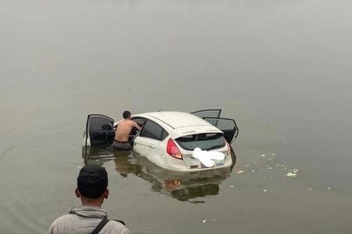 Tìm người biết việc