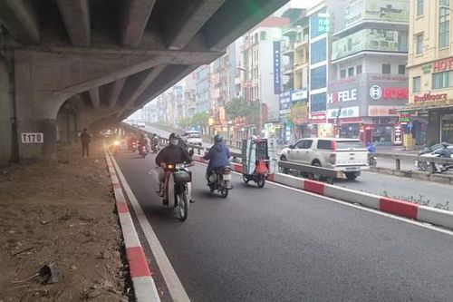 Hà Nội: Xe máy bất chấp chạy ngược chiều trong làn mới đường Nguyễn Xiển