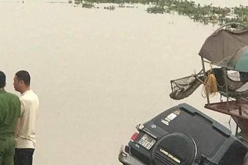 Nam Định: Nước rút, lộ ra xe Land Cruiser dưới sông cùng thi thể tài xế