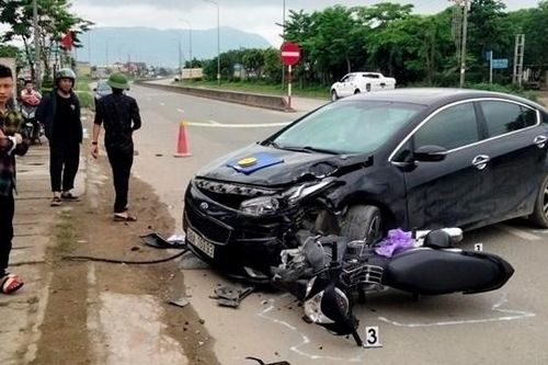Xe máy chạy ngược chiều va chạm ô tô, hai người thương vong