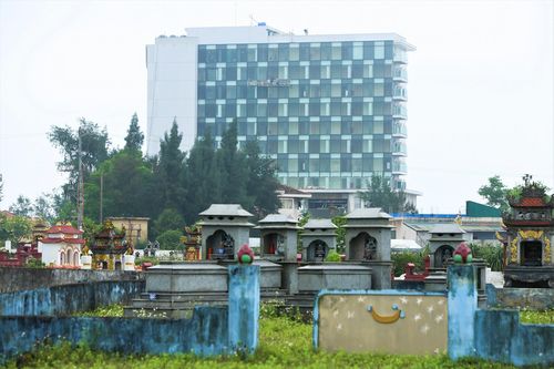Nhiều khách sạn 'view nghĩa trang' ở bãi biển Thiên Cầm