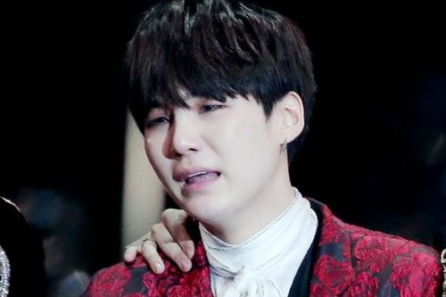 Suga (BTS) không thể ngủ liên tục 3 tiếng trong 6 năm qua