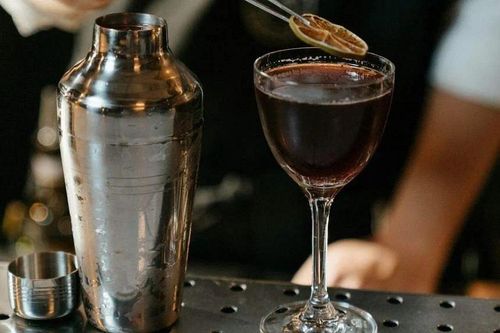 Quán cà phê Nhật sa thải nhân viên pha cocktail bằng máu
