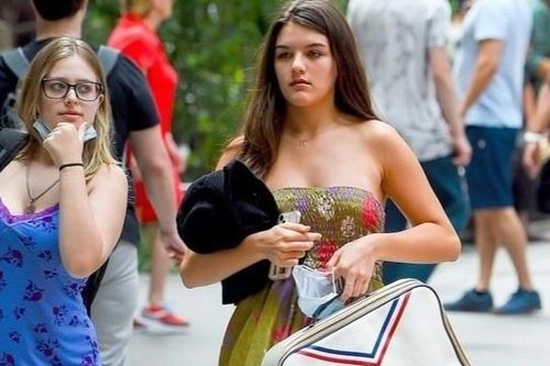 Suri Cruise được mẹ bảo vệ trước sự soi mói quá mức