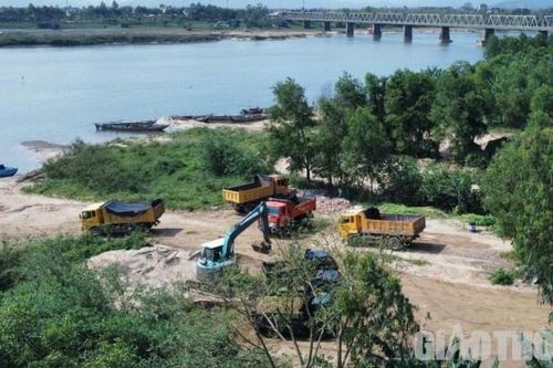 Quảng Ngãi chỉ đạo khẩn vụ 'cát tặc' công khai móc ruột sông Trà Khúc