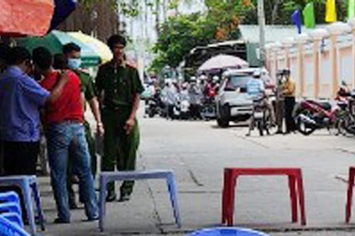 Nam sinh báo tin cho người thân sau khi đâm chết người