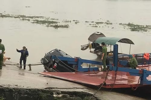 Nam Định: Ô-tô chìm dưới sông Đáy, tài xế tử vong