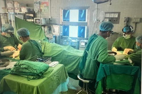 Nối thành công bàn tay cho bệnh nhi 5 tuổi bị đứt lìa do tai nạn giao thông