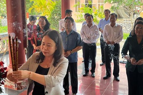 Phó Chủ tịch nước Võ Thị Ánh Xuân thăm và tặng quà tại Bến Tre