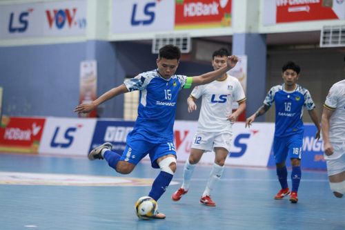 Thua đậm 0-4, Sahako bật khỏi tốp 3