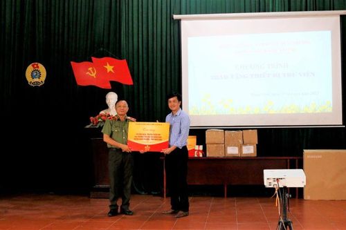Trao tặng sách, thiết bị cho thư viện trường tiểu học